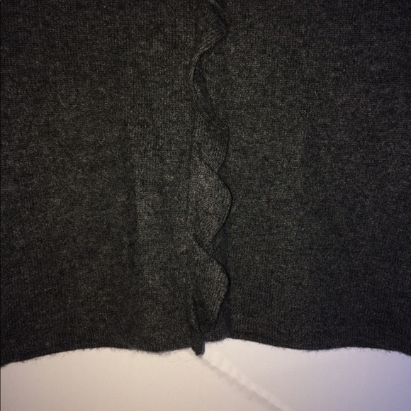 Neiman Marcus single‎ Ruffle sweater - Picture 8 of 8